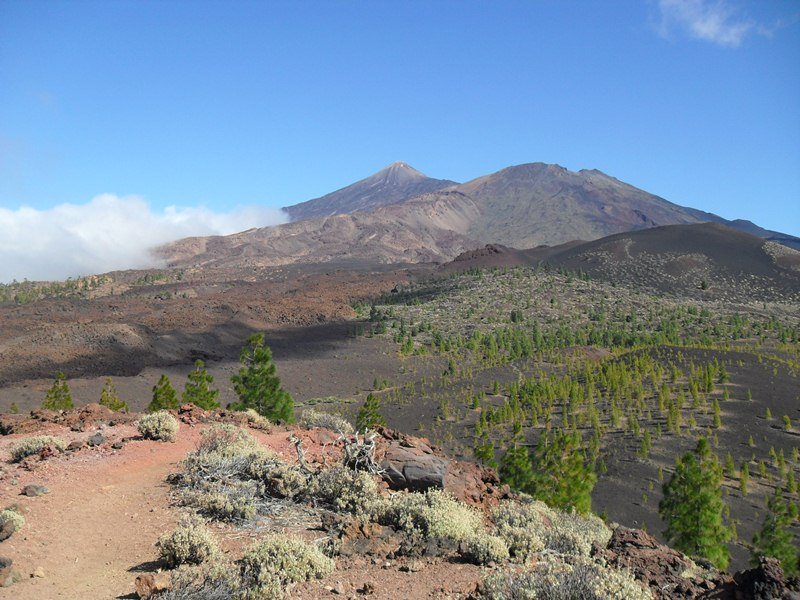 Teide (3718 m) and Pico Viejo (3135 m).