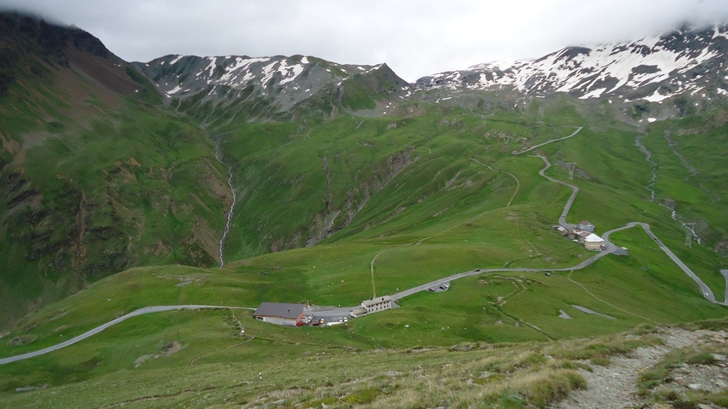 Umbrail pass (2505 m) and two border crossing check points.