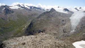 The hut seen from the east ridge.