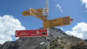 At Basset de Lona (2792 m) and some useful signs.