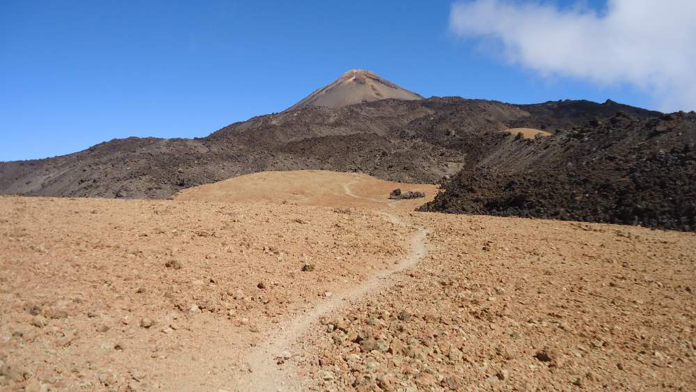 At the pass between Pico Viejo and El Teide, the beginning of the route 9.