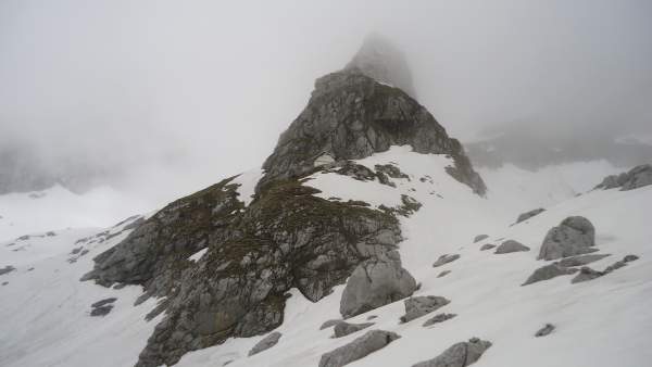 Zavetište pod Špičkom hut, 2064 m, on May 16, 2017, true winter atmosphere.