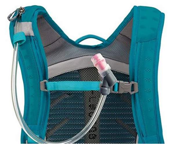 The shoulder straps with all elements: adjustable sternum strap, magnetic hose attachment and the long zippered sleeve on the right shoulder strap.