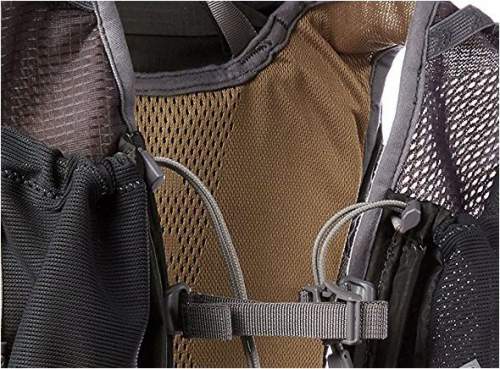 Zoomed view of the harness. Observe lack of padding and transparent shoulder straps.