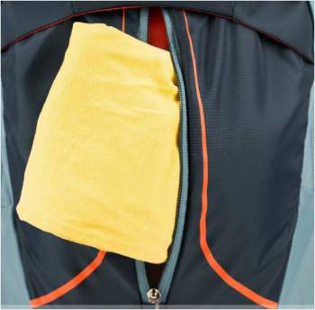 The front pocket with the vertical central zippered entrance.