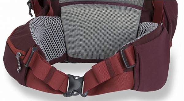 The massive padding on the hip belt and in the lumbar zone. Observe the V-shaped front straps, for an optimal hugging. 