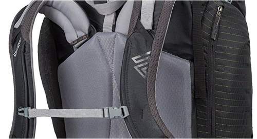 The shoulder harness elements move independently. Observe the upper zippered side pocket 