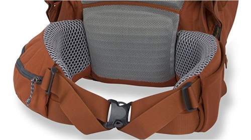 The massive padding on the belt and in the lumbar zone. Observe also the V-shaped pull-forward hip belts.