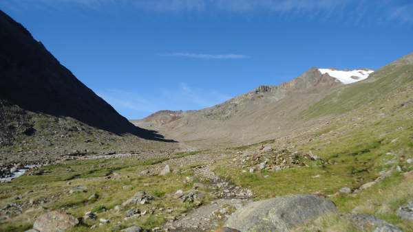 The beautiful valley above the Martin Busch hut. The route goes to the right.