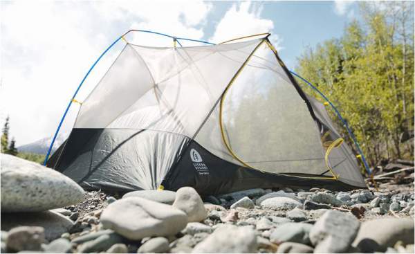 Y-shaped tripod-style freestanding pole design which keeps the tent up even without stakes.