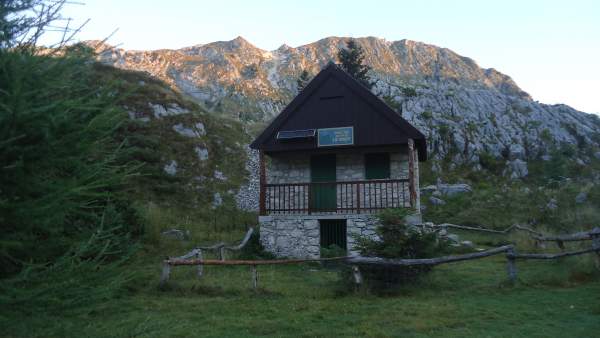 A hunters' cabin above the lake.