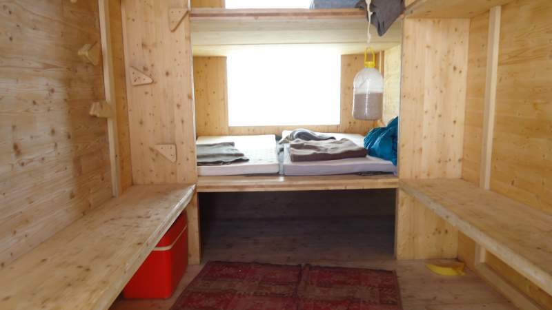 View inside, three levels with 2 mattresses each.