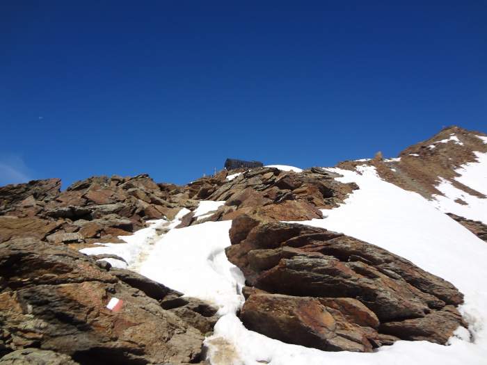 Approaching the Rifugio Mantova Vioz.