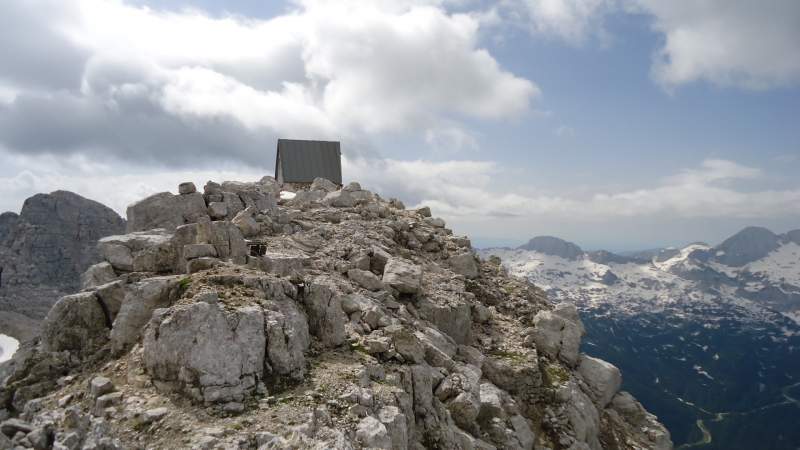 This is how you see the Bivacco Luca Vuerich when you get to the summit.