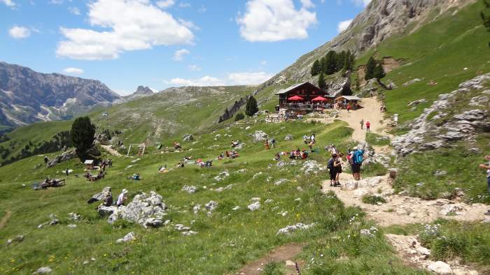 Pertini hut, the picture taken on my way back, with many people around. 