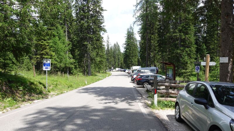 Car parking at the Lago Federa trailhead.