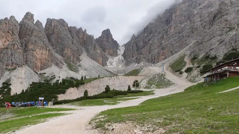 The couloir in the direction of Lorenzi hut.