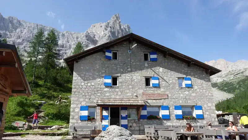 Rifugio Alfonso Vandelli at the Sorapis lake.