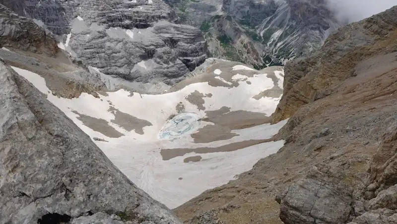 The lake on the right side close to possible descent route.