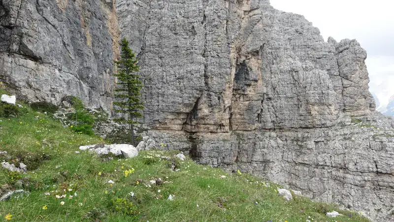 Here we had a break admiring the Ball Ledge which was waiting for us.