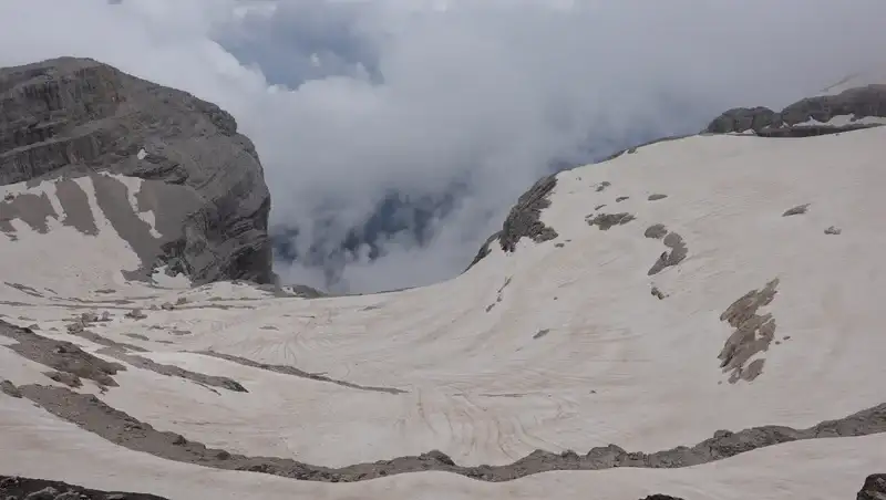 Upper amphitheater with a huge drop below it.