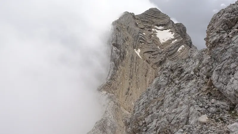 A very steep descent route towards Forcella Tofana.