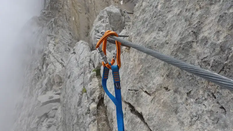 Y-rope carabiners clipped in opposite directions.