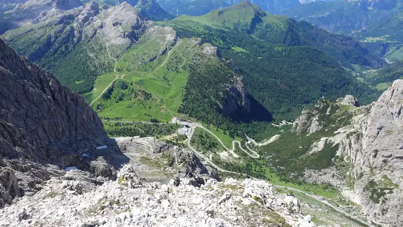 This is passo Falzarego as seen from the upper part of the route.