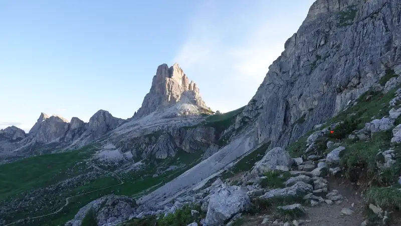 Walk towards Averau hut.