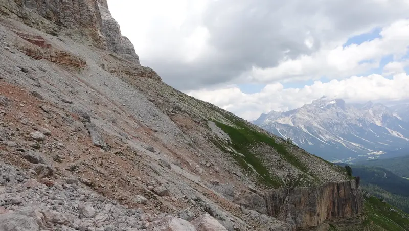 The path towards Dibona hut.