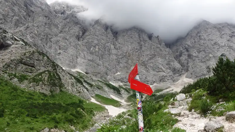 Fork point, Prag route to Triglav left, and Luknja pass direction right.